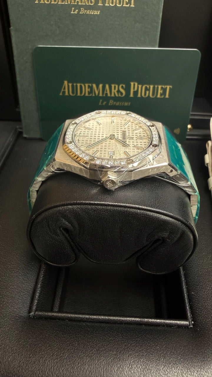 Audemars Piguet Royal Oak Quartz Ladies Silver Dial on Leather Strap 67651ST.ZZ.D011CR.01 Card 2018