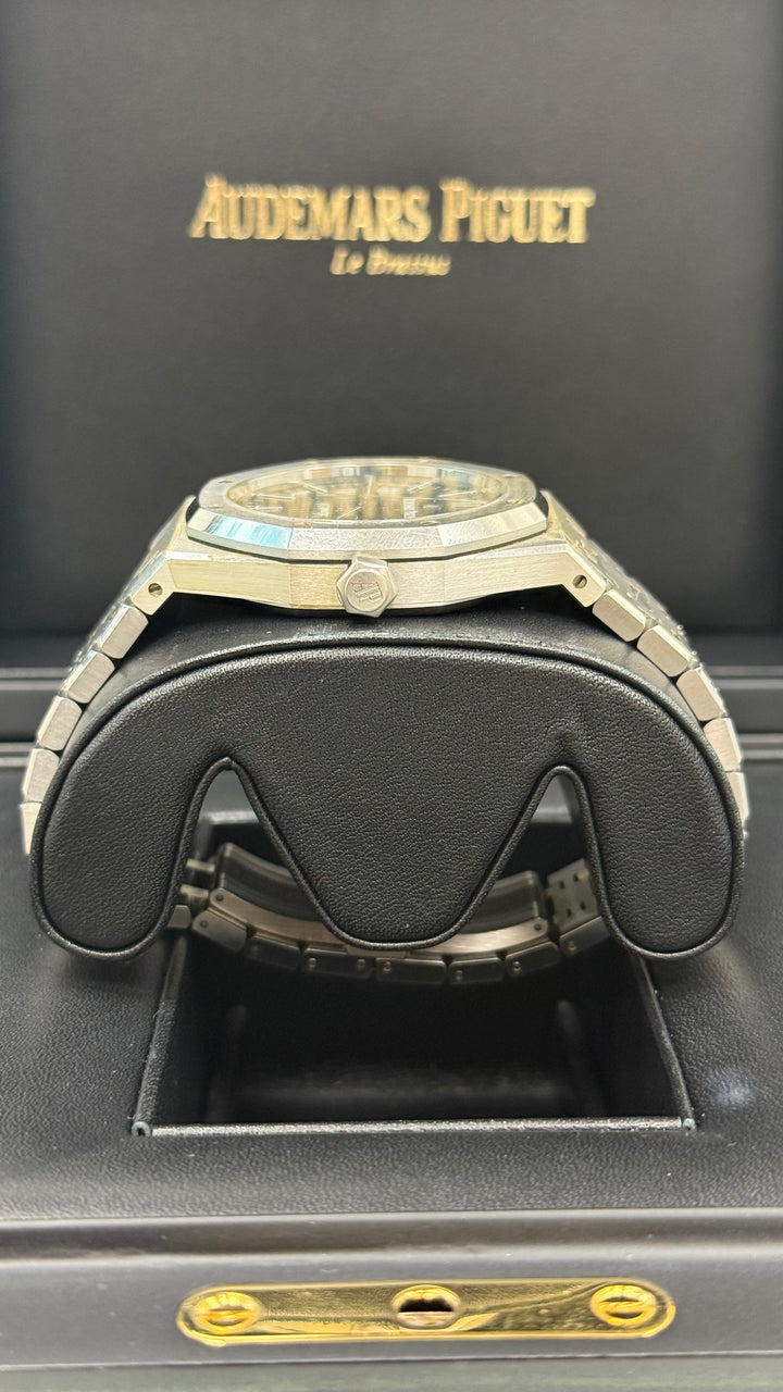 Audemars Piguet Royal Oak Selfwinding Black Dial on Bracelet 15400ST.OO.1220ST.01 Complete 2015
