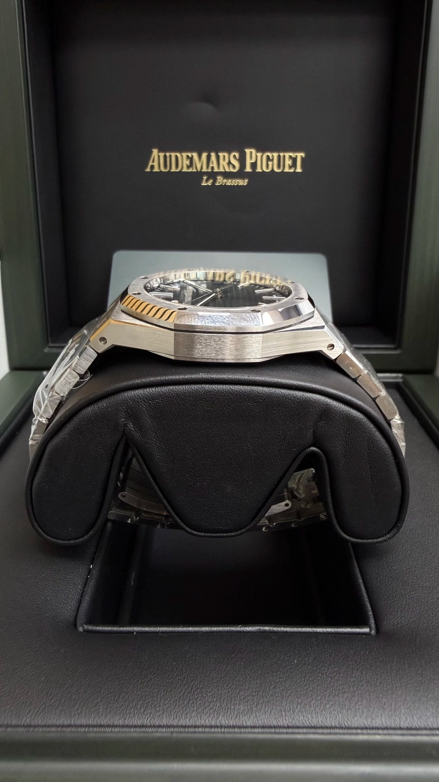 Audemars Piguet Royal Oak Selfwinding Green Dial on Bracelet 15510ST.OO.1320ST.04 Card 2024