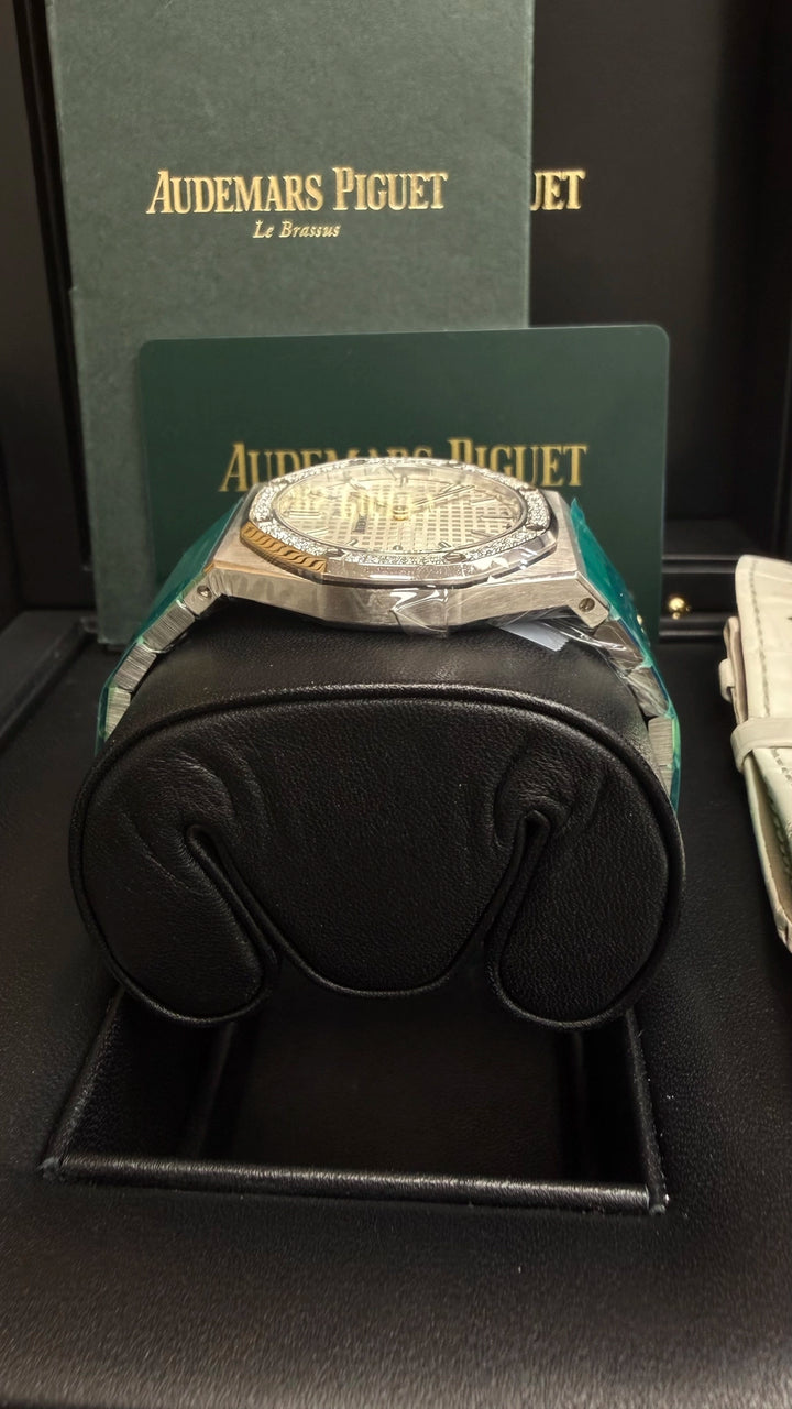 Audemars Piguet Royal Oak Quartz Ladies Silver Dial on Leather Strap 67651ST.ZZ.D011CR.01 Card 2018